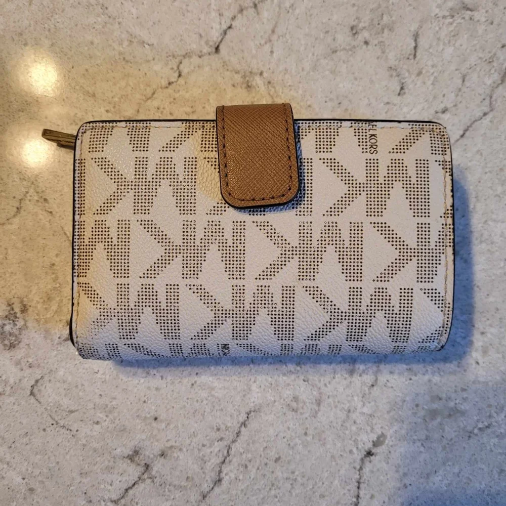 $75EMT Michael Kors vanilla bifold compact, signature logo wallet. EUC - Picture 2 of 13